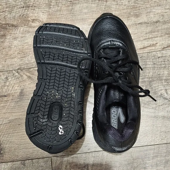 Brooks Addiction Walker leather sneaker women's size 8 narrow