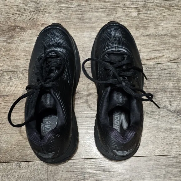 Brooks Addiction Walker leather sneaker women's size 8 narrow