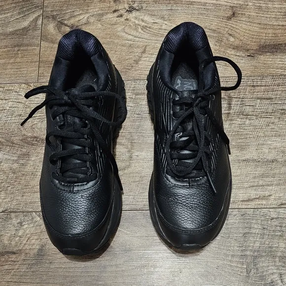 Brooks Addiction Walker leather sneaker women's size 8 narrow