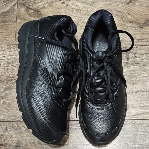 Brooks Addiction Walker leather sneaker women's size 8 narrow