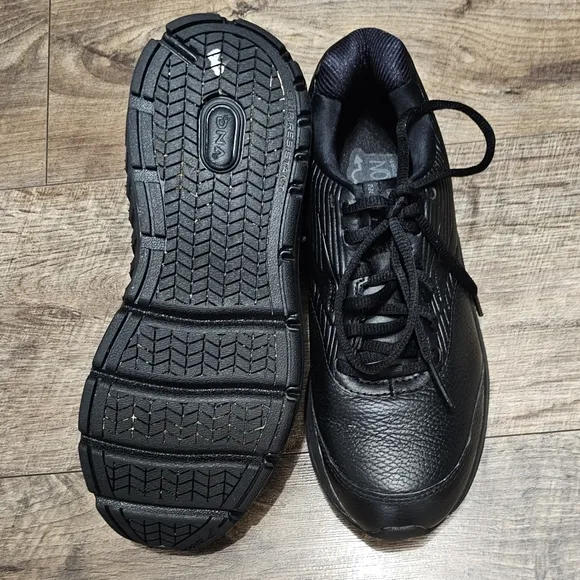 Brooks Addiction Walker leather sneaker women's size 8 narrow