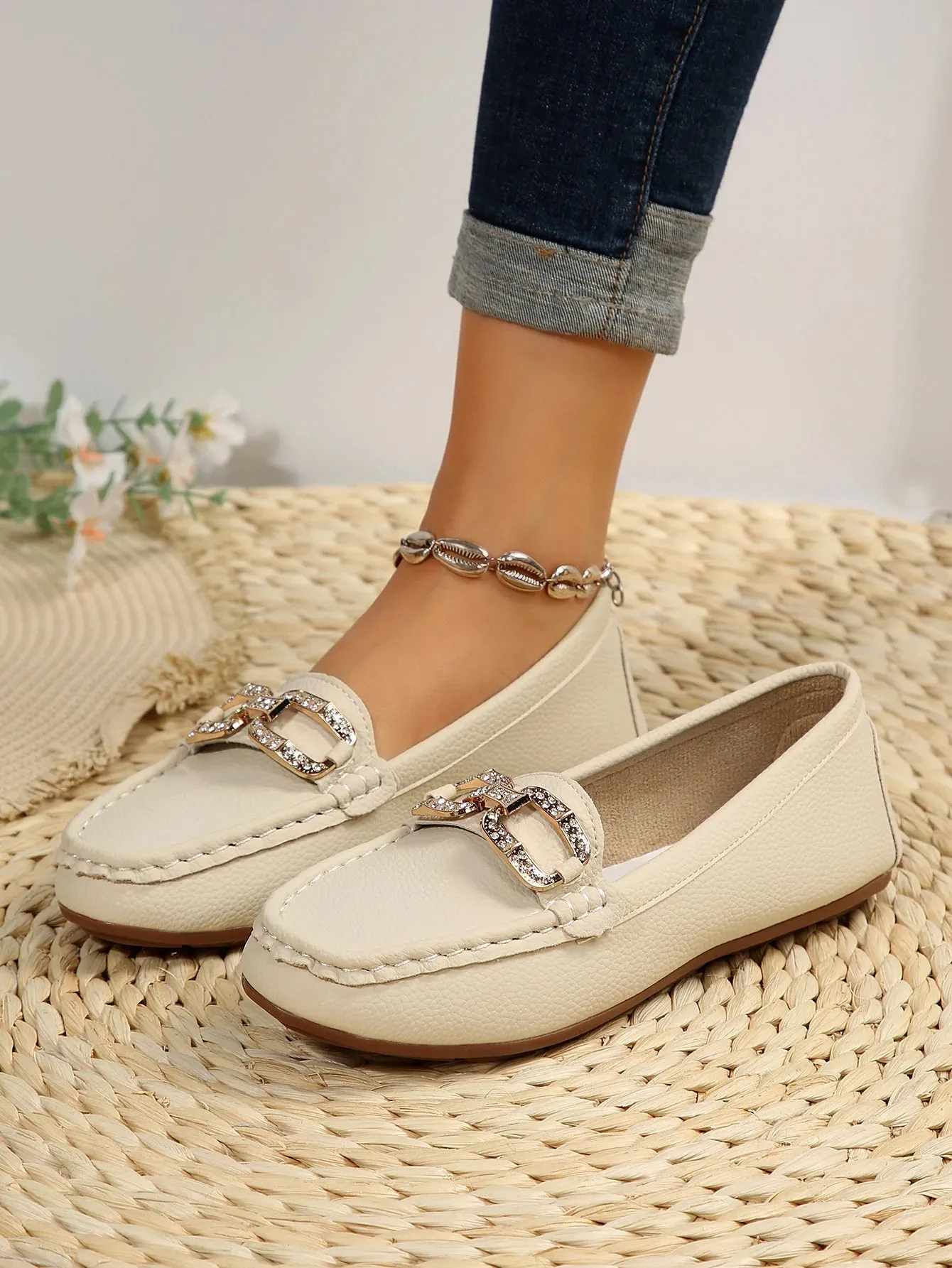 New Women's Shoes Flat Bottom Shallow Mouth Round Head Buckle Large Bean Shoes Female Nurse Shoes Versatile Mom's Shoes