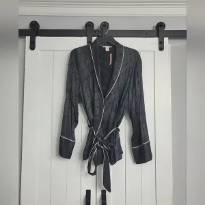 Victoria Secret Satin Robe Short, Black and Baby Pink Trim. NEW!
